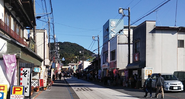The street in front of Kasama Inari Shrine"笠間稲荷神社前の通り"